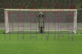 C罗挑战机器人守门员,射门频频被挡出,最后抓住漏洞进球 C罗挑战机器人守门员,射门频频被挡出,最后抓住漏洞进球